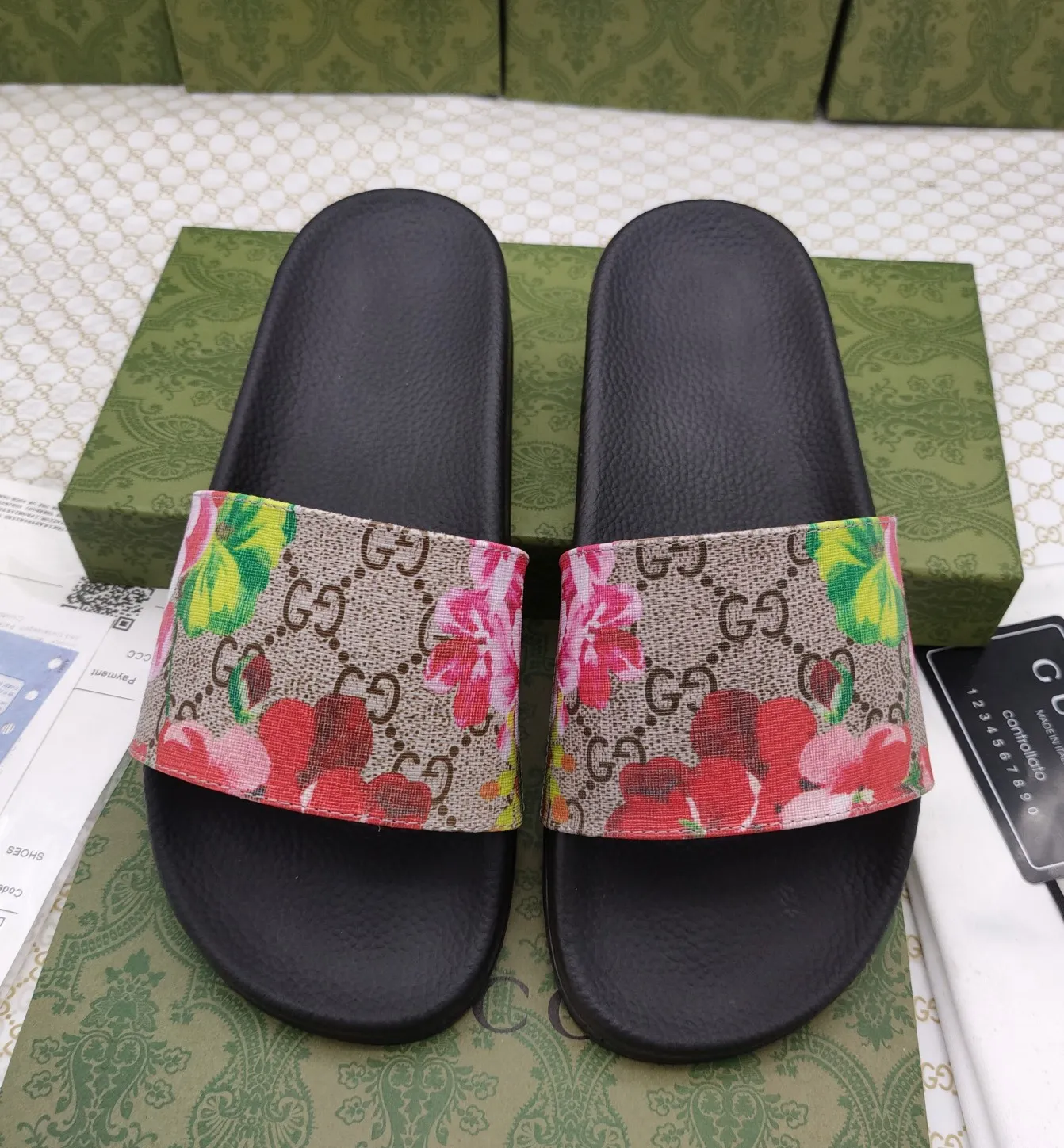 👟👟Ex-factory price 220👟👟 Couple model 🎗Gucci "Gucci" slippers, a much-anticipated one, so beautiful that it will melt your hearts❤,! It is simply a masterpiece of extraordinary craftsmanship. It is a must-have for everyone. It is made by open molding. The foot feels Q-elastic and super soft. The upper foot is super delicate. Size number (35~47), exclusive model, with many layouts, there is always one you like🎉🎉